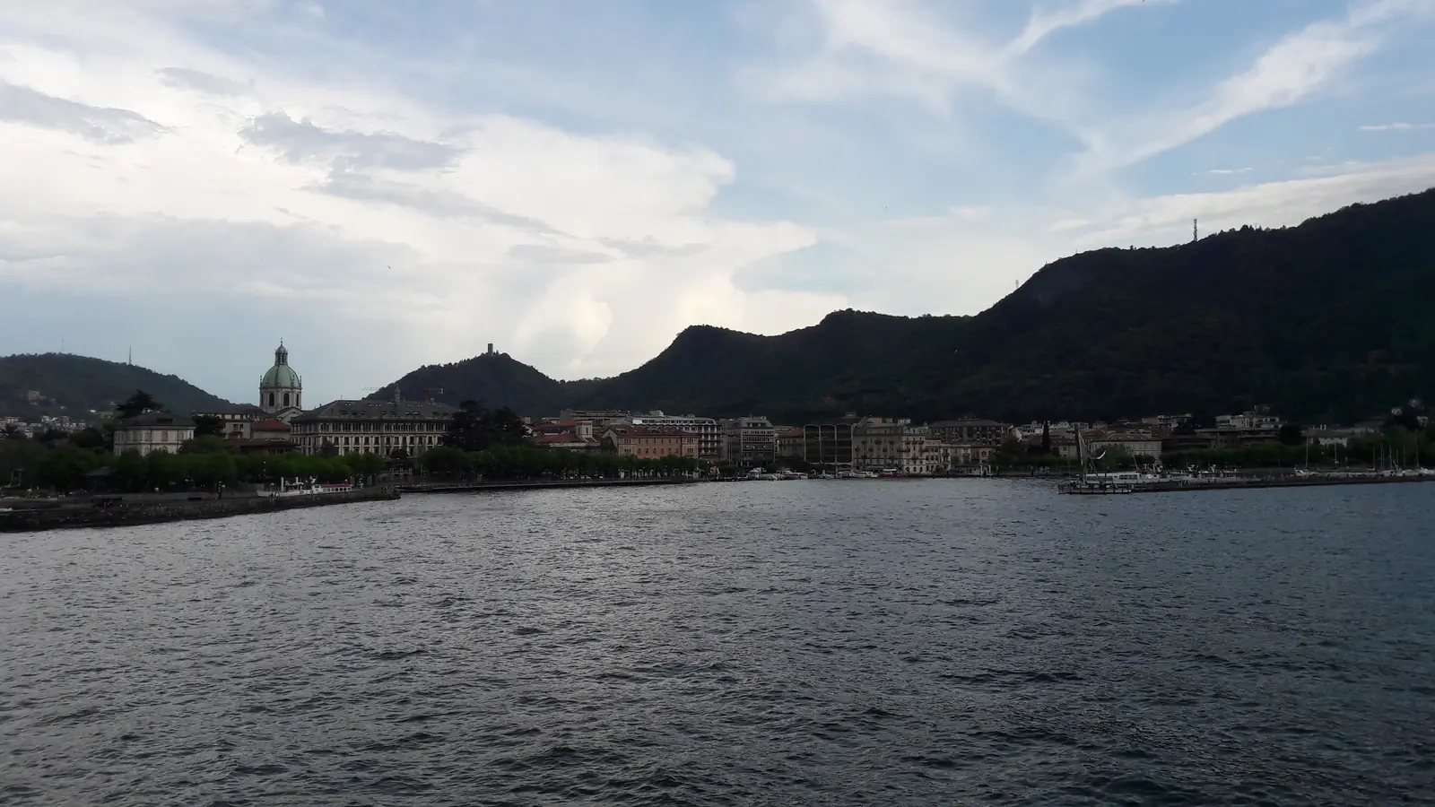 Panorama över Como vid Comosjön