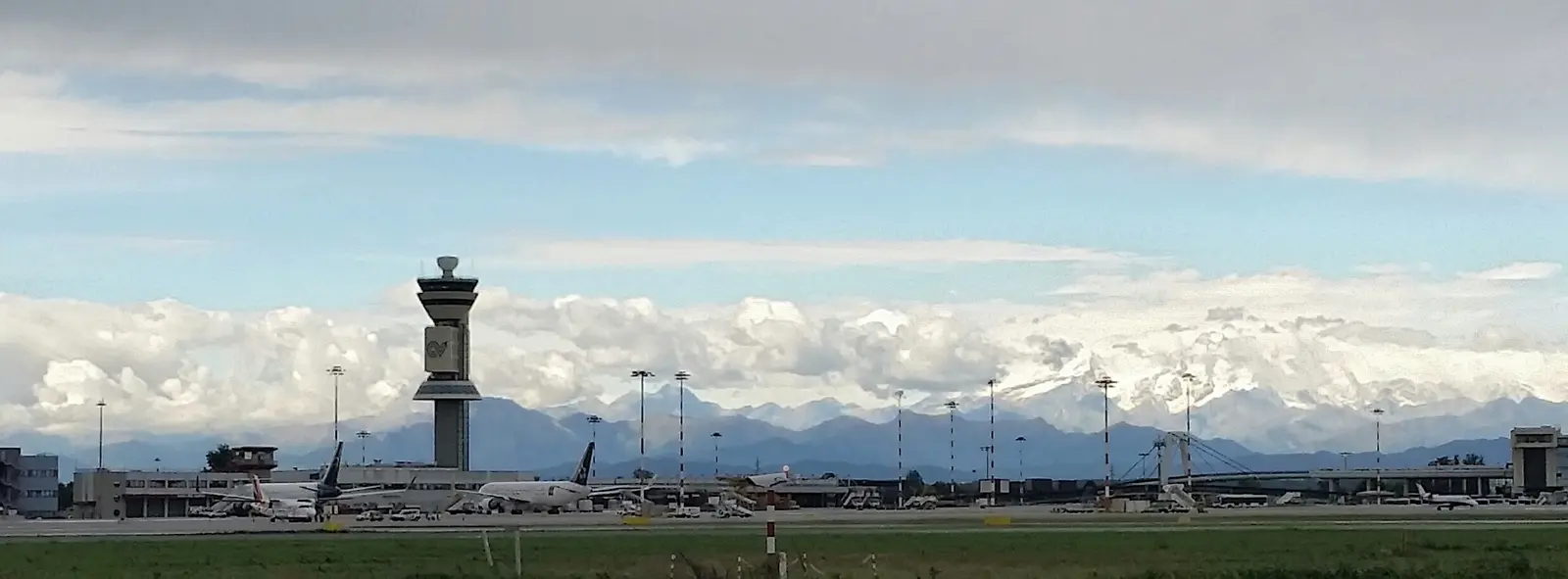 Milano Malpensa flygplats med kontrolltorn och landningsbana