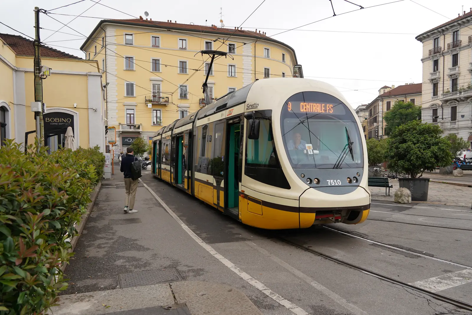 Gul spårvagn vid Milano Porta Genova